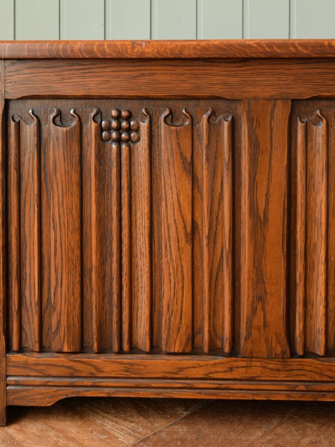 英国アンティーク家具らしい装飾