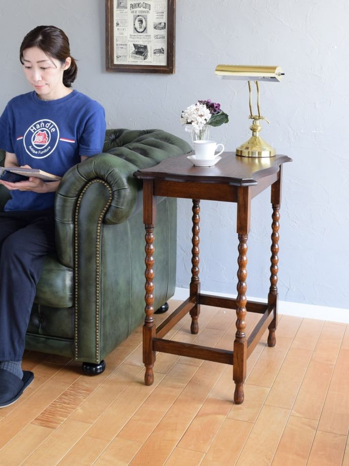 アンティークのオケージョナルテーブル