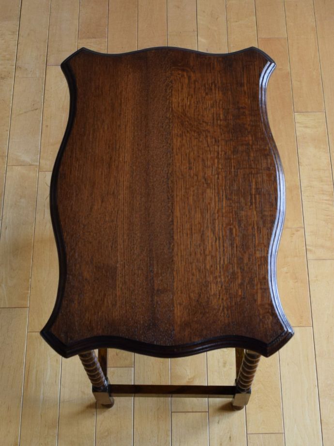 アンティークのサイドテーブルの天板