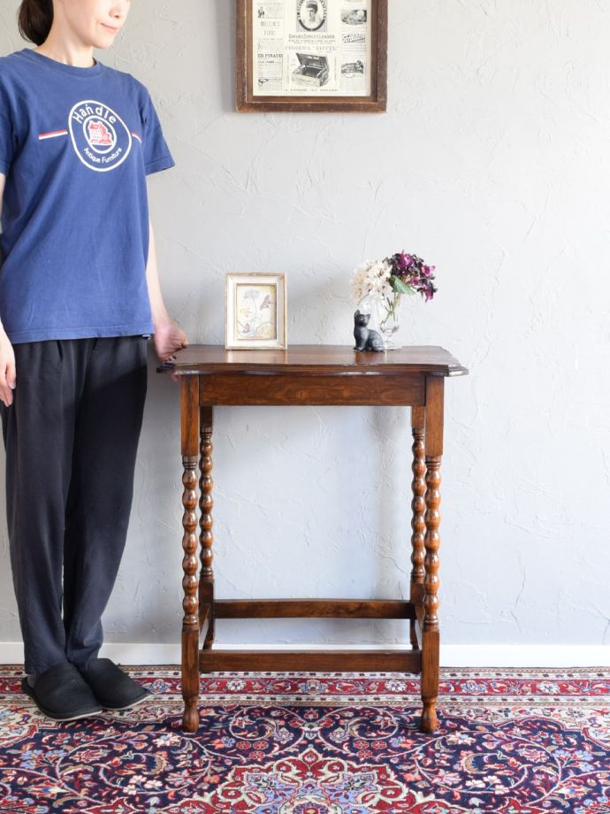 アンティークのオケージョナルテーブル