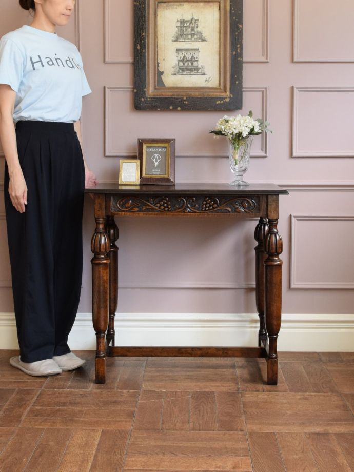 英国アンティークのコンソールテーブル