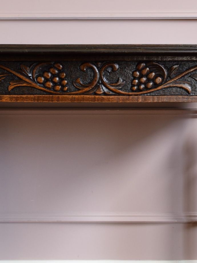 英国アンティーク家具らしい彫