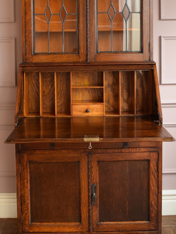 アンティークビューローの中