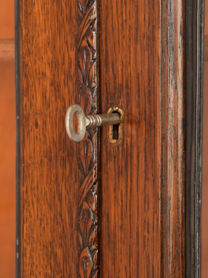 英国アンティーク家具らしい彫