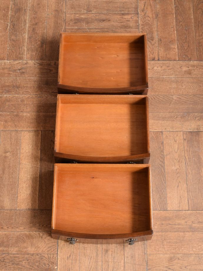 チェストの引き出しの中