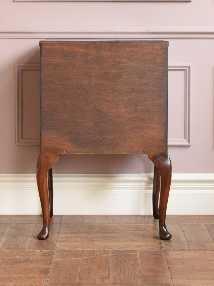 チェストの後ろ姿