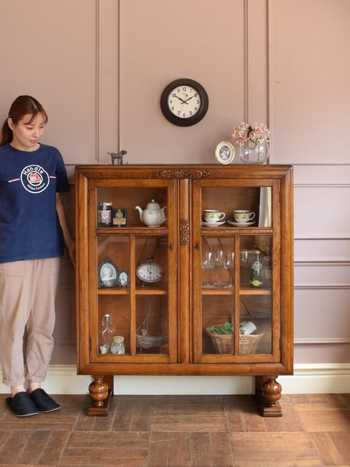 英国アンティークのキャビネット