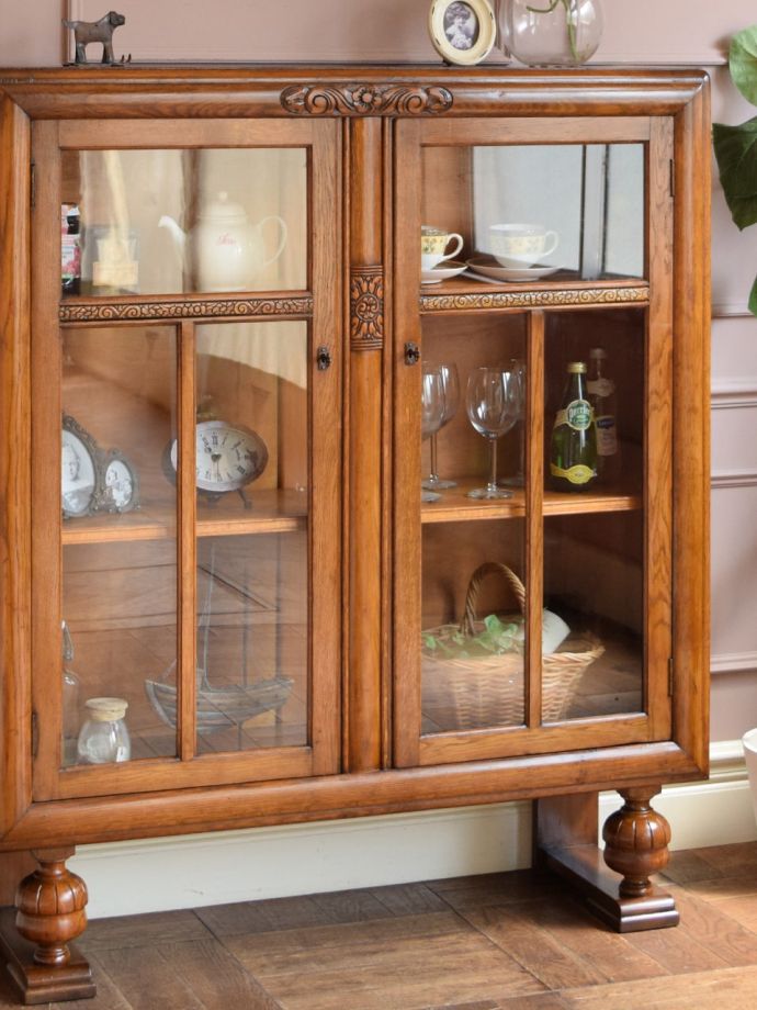 ステンドグラスの扉が美しいキャビネット