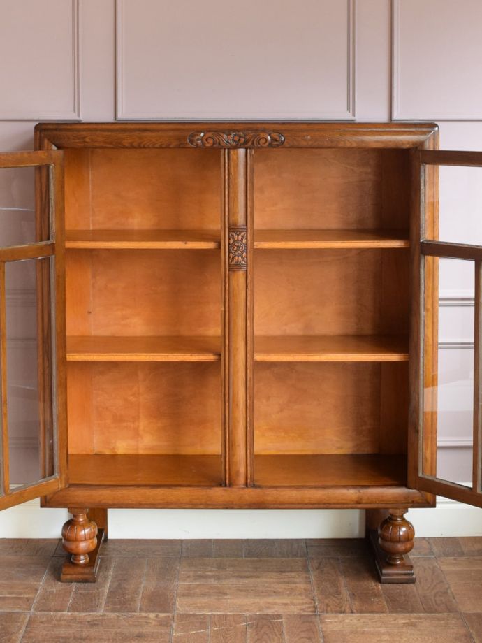 キャビネットの扉の中