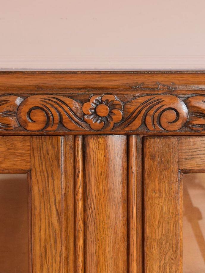 キャビネットの華やかな装飾