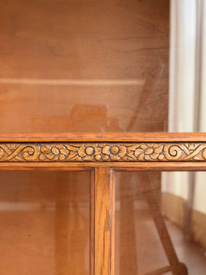 アンティーク家具らしい装飾