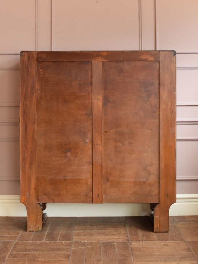 キャビネットの後ろ姿