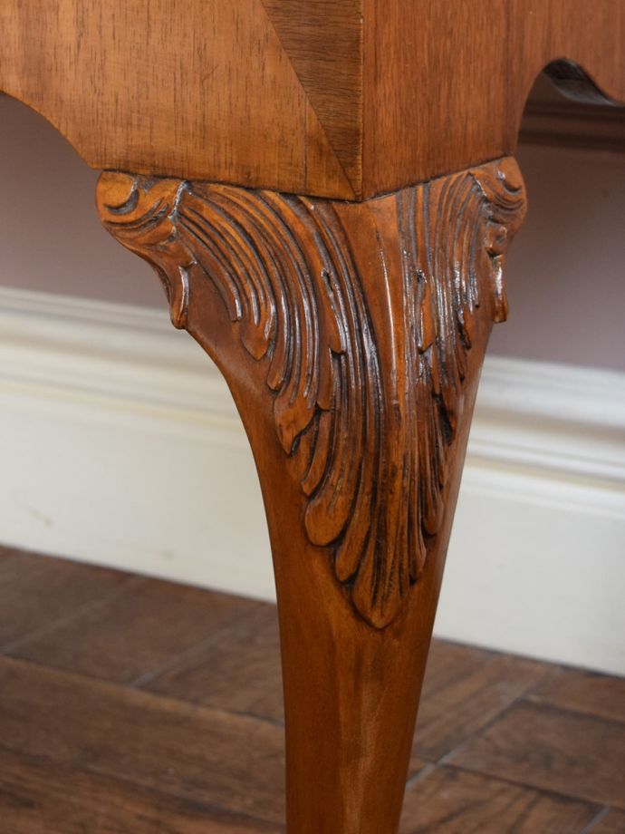 英国アンティーク家具らしい装飾