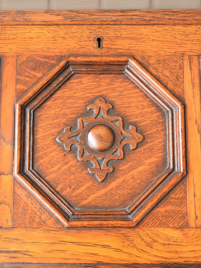 英国アンティーク家具らしい装飾