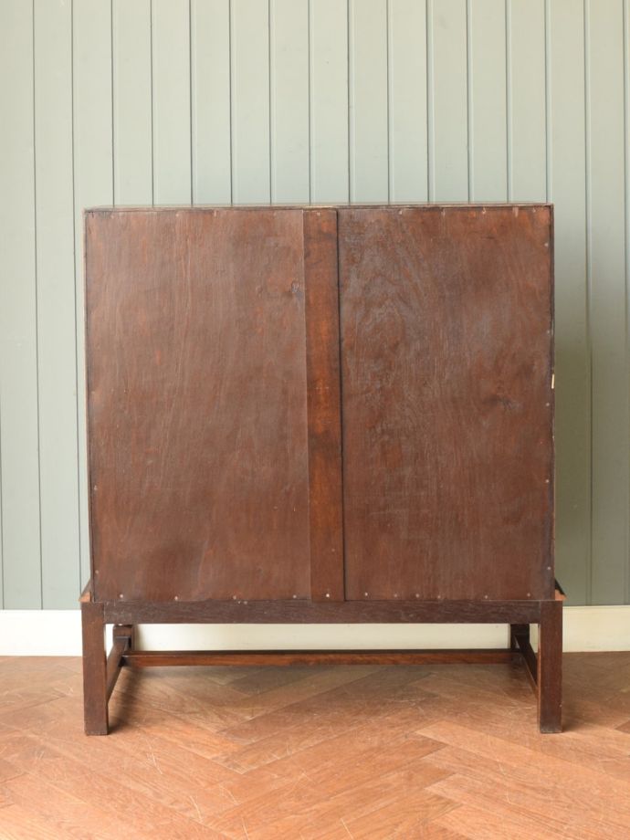 ライティングビューローの後ろ姿