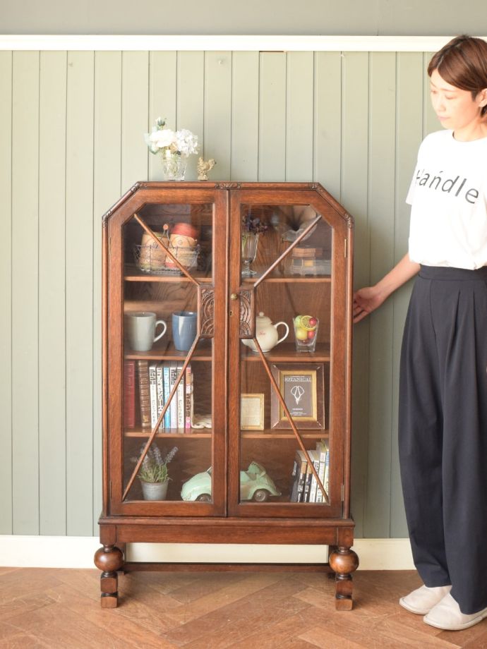 英国アンティークのキャビネット