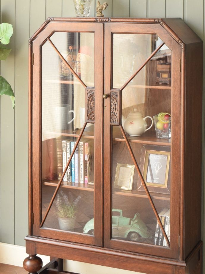 ステンドグラスの扉が美しいキャビネット