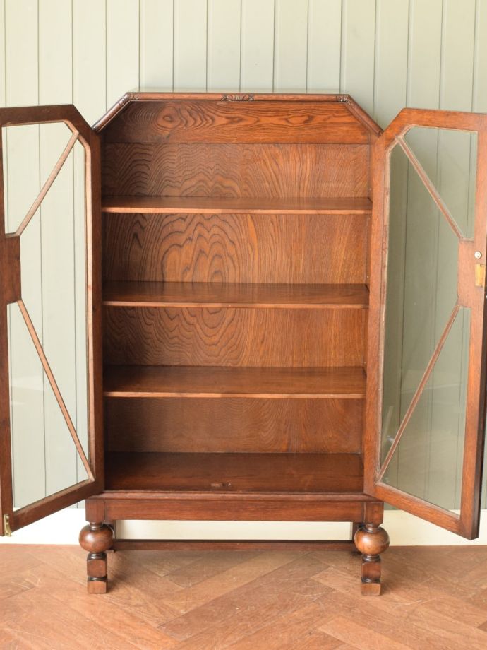 キャビネットの扉の中