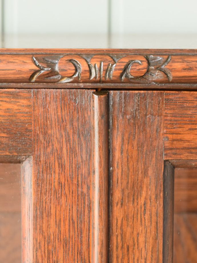 キャビネットの華やかな装飾