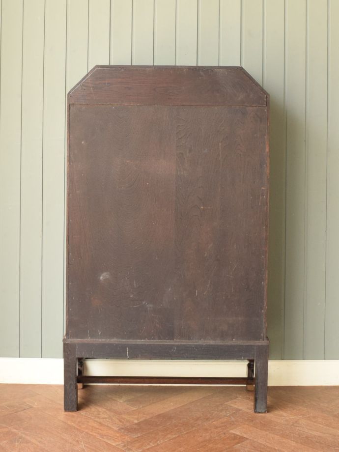 キャビネットの後ろ姿