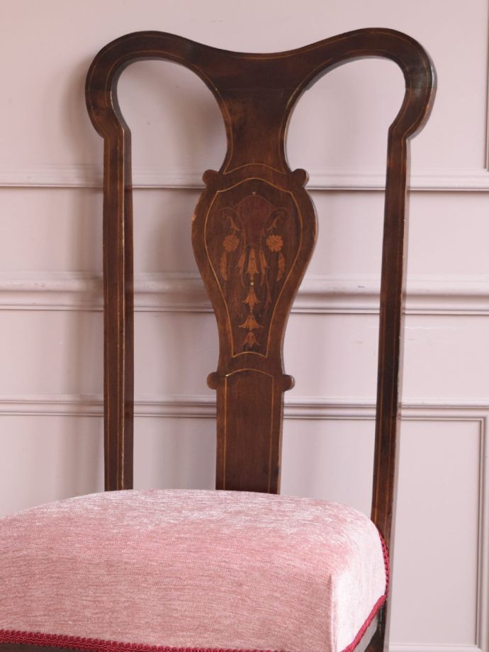 背もたれが美しいアンティークの椅子