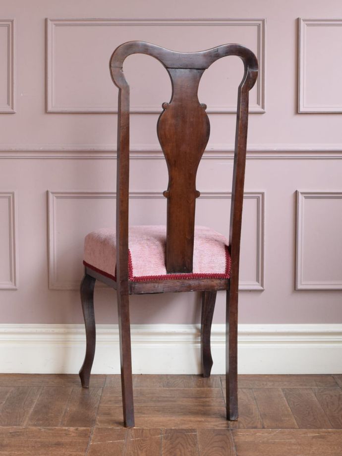 アンティークのサロンチェアの後ろ姿