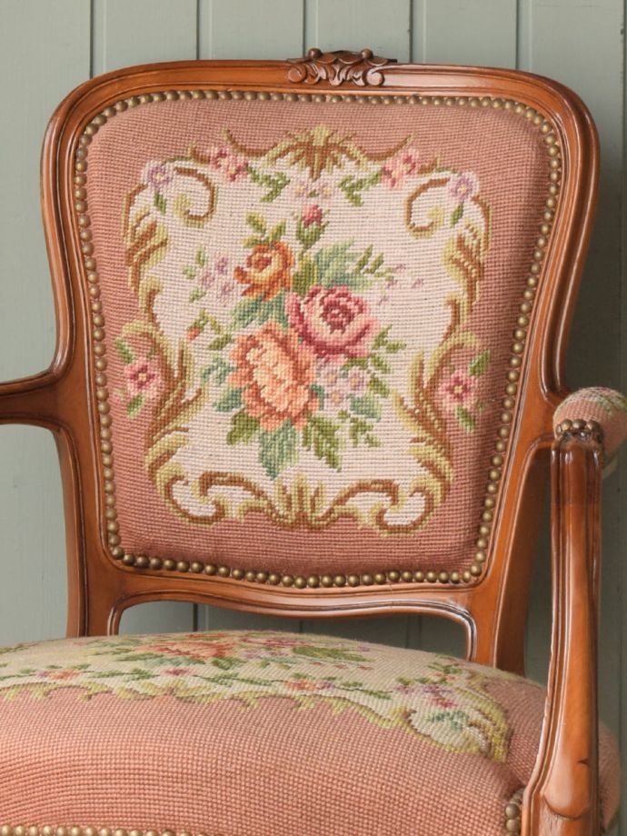 フランスの椅子らしい優雅な装飾