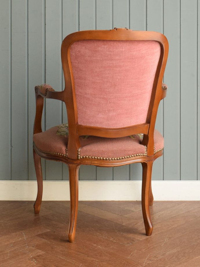 アンティークのパーソナルチェアの後ろ姿