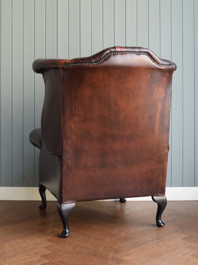 アンティークのパーソナルチェアの後ろ姿