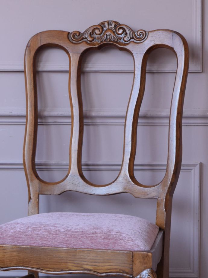 フランスの椅子らしい優雅な装飾