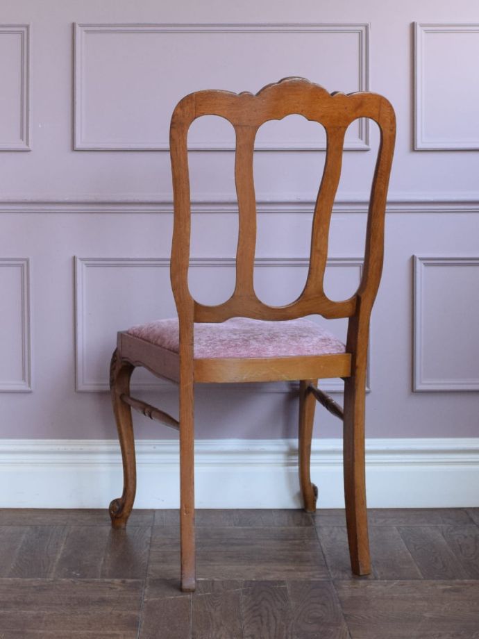 アンティークダイニングチェアの後ろ姿