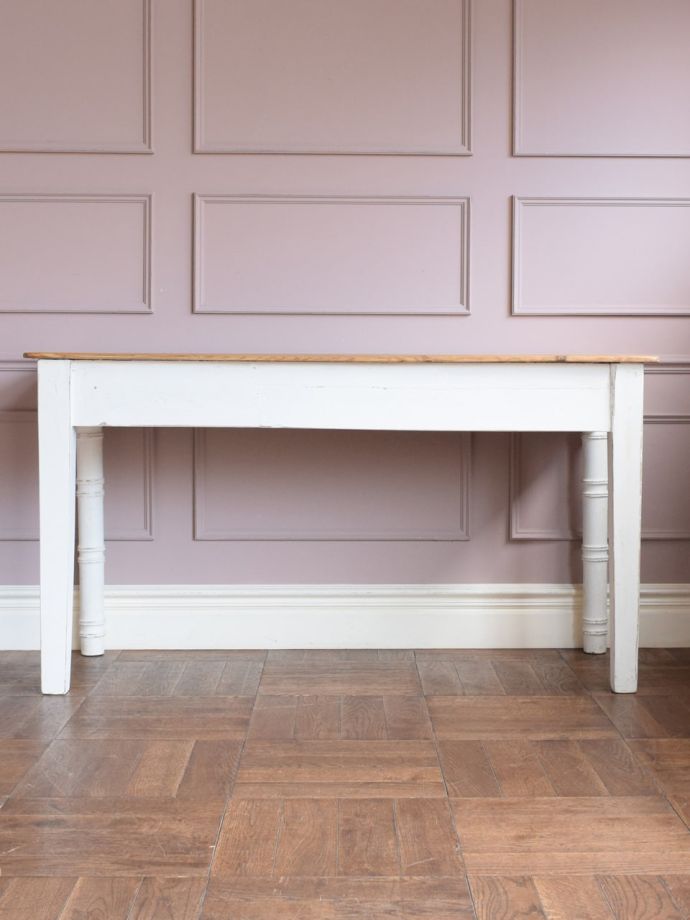 テーブルの後ろ姿