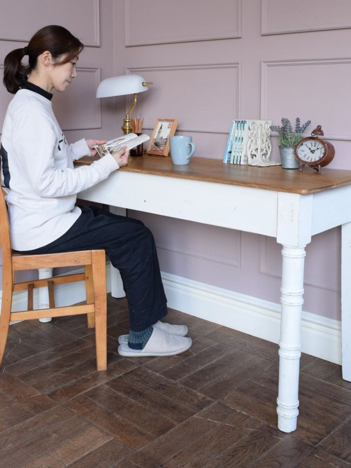 アンティークのテーブル