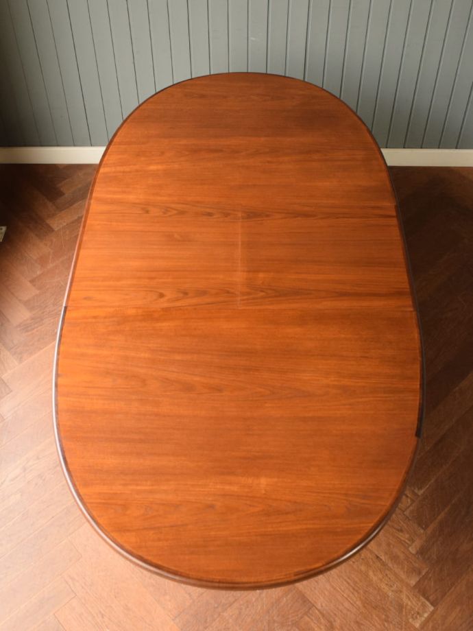 天板を広げた伸長式テーブル