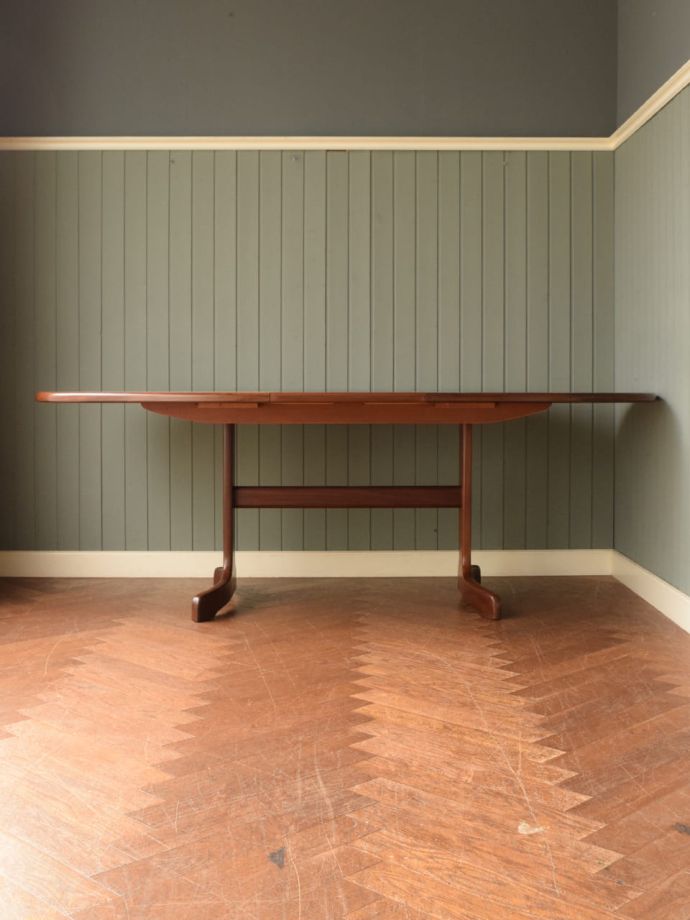 広げた伸長式テーブル