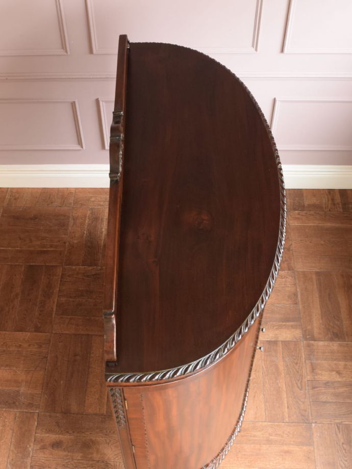 アンティークキャビネットの天板