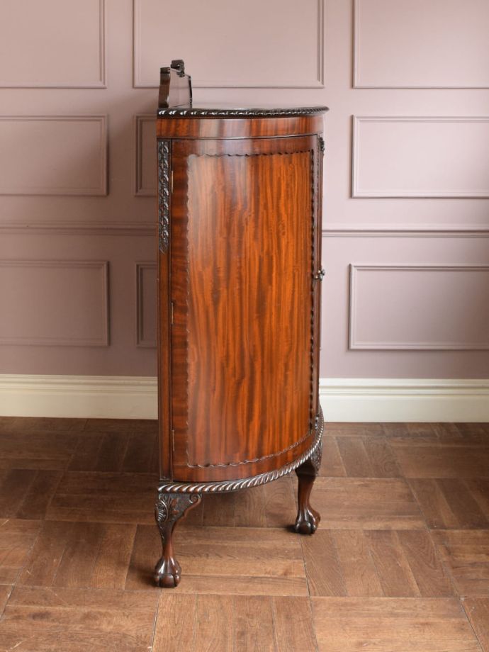 キャビネットの側面