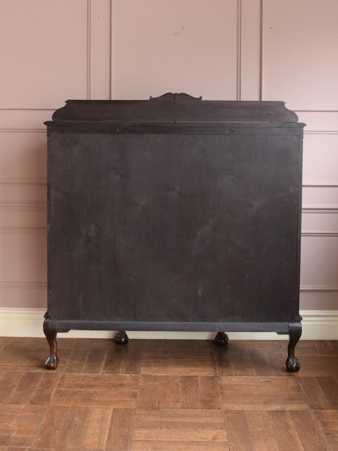 キャビネットの後ろ姿