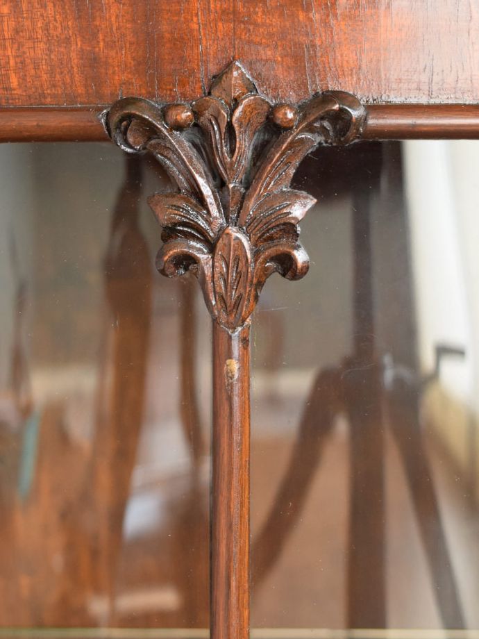 キャビネットの美しいガラス扉