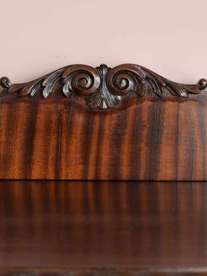 英国アンティーク家具らしい彫