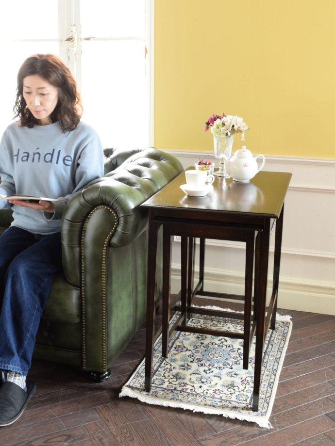 アンティークのネストテーブル