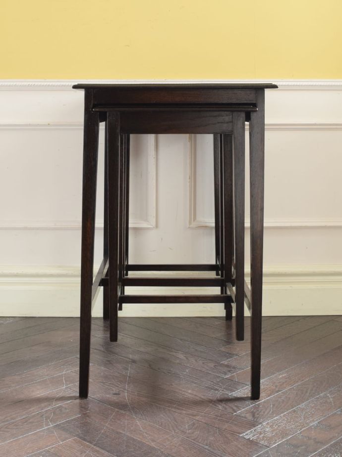 アンティークテーブルの側面