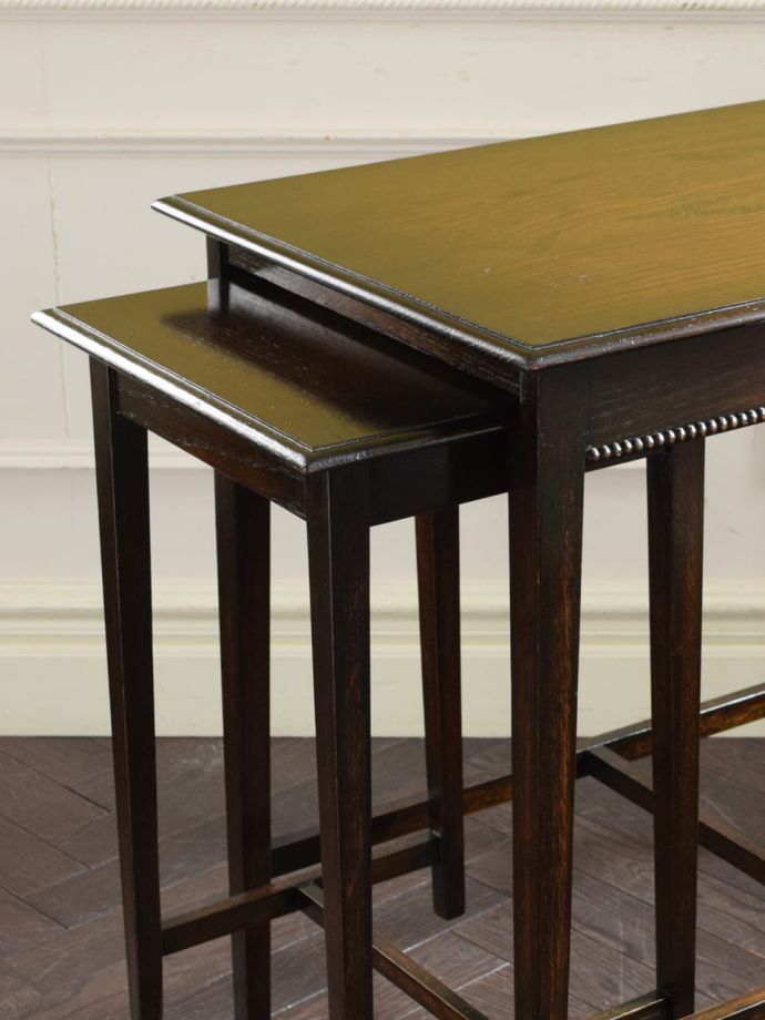 アンティーク家具らしさが漂うネストテーブル