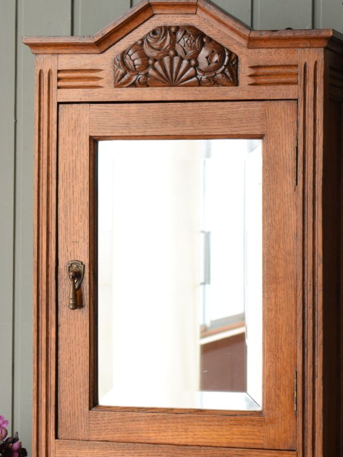 アンティーク家具らしさが漂うキャビネット