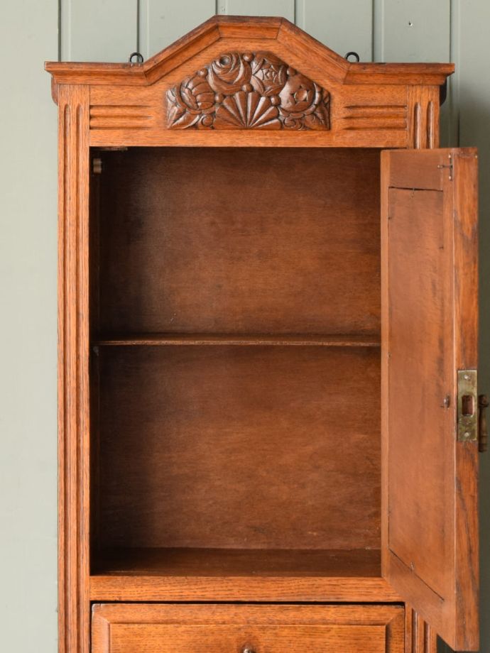 アンティークのキャビネットの扉の中