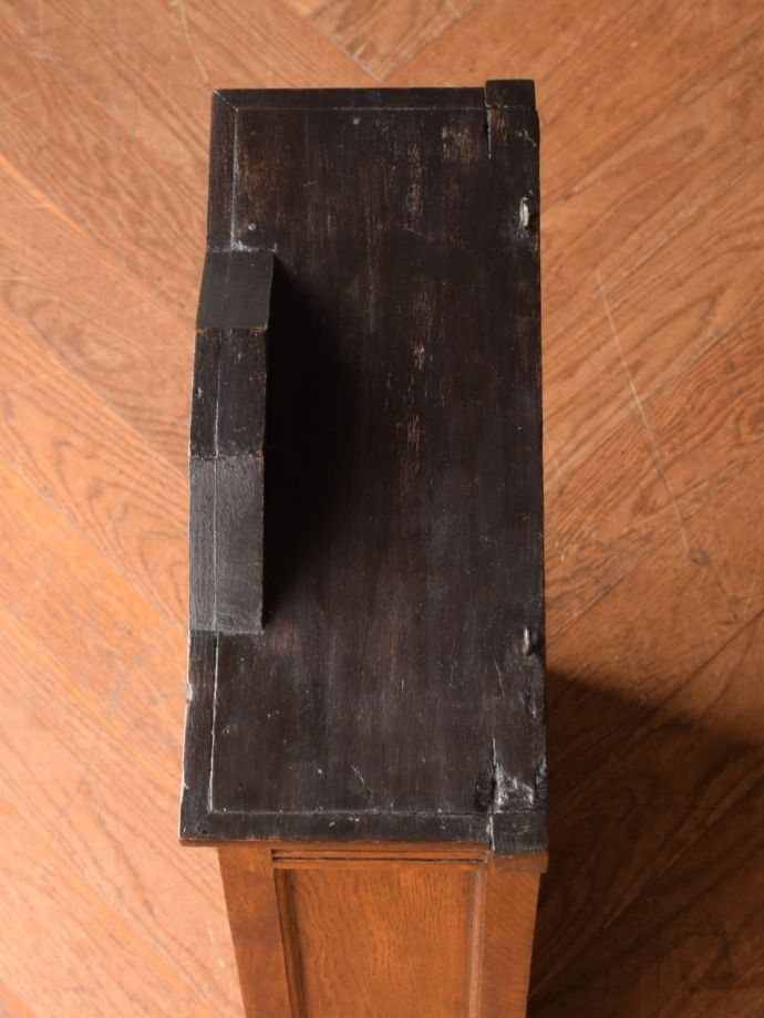 アンティークのキャビネットの天板