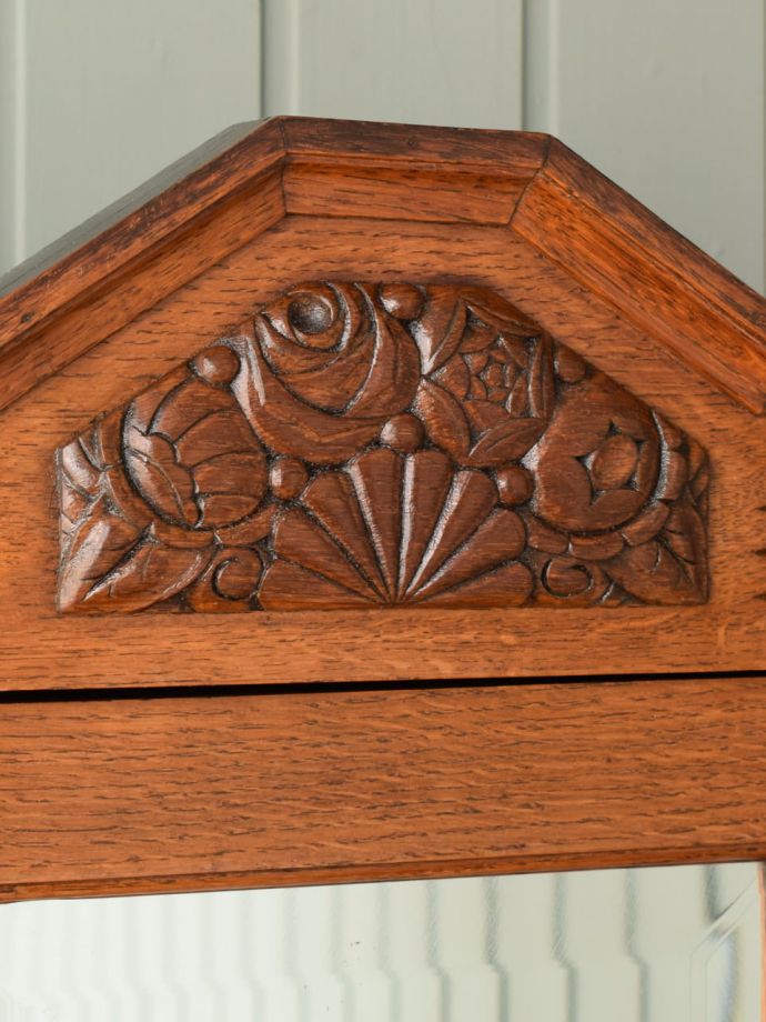 アンティークのキャビネットの装飾