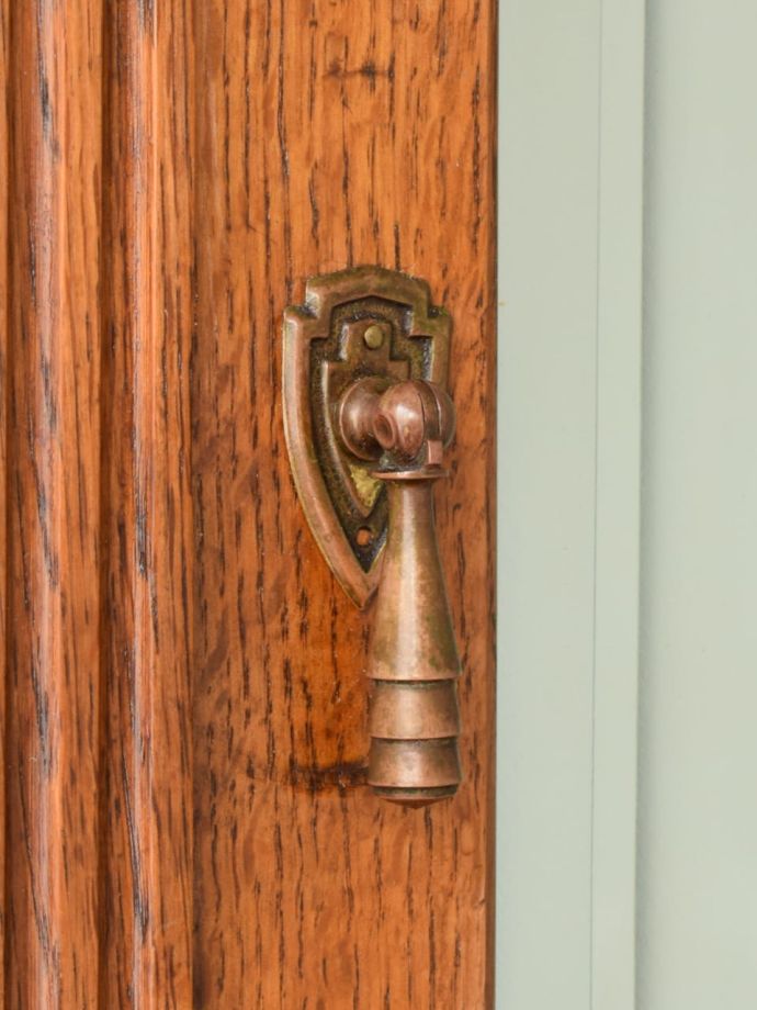 アンティーク家具の取っ手と鍵