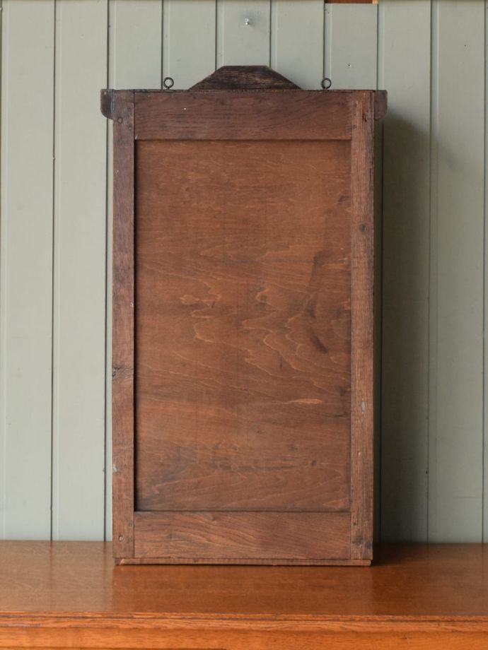 キャビネットの後ろ姿