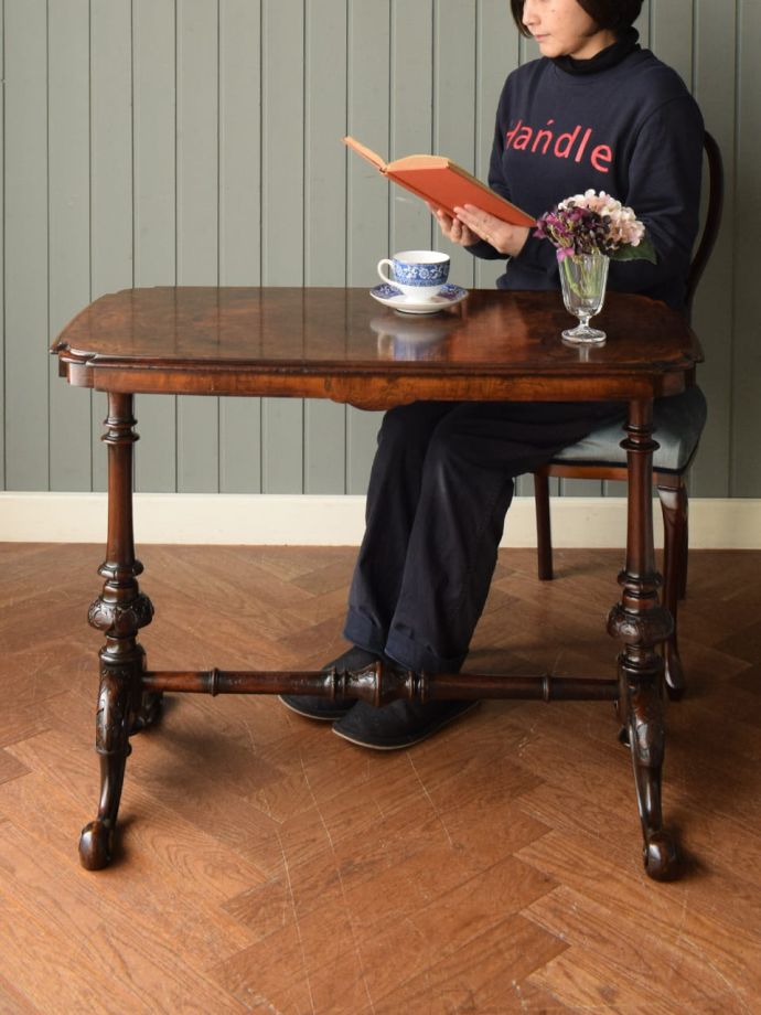 アンティークのオケージョナルテーブル